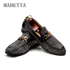 أحذية غير رسمية Mabetta Red Metal Buckle Velvet Laiders الزفاف الرجال بالإضافة إلى حجم شقق الذكور الرجال