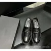 Designer chanells sko xiaoxiang metall spänne lefu läder skor sommar nya kvinnors uniformer avslappnad tjock häl metall spänne chanelsandals kanalskor