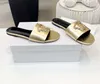 2024S Desginer Slipper Versa Women's Sandal Slide Metallic Leather Mulesフラットフリップフロップフラットスライドカジュアルシューズレディデザイナーのための屋外クールサンダル