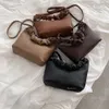 Axelväskor kvinnor europeiska och amerikansk stil fashionabla stor kapacitet mjuk yta crossbody väska fasta färghandväskor