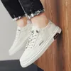 Casual schoenen 2024 Mannen Vulkaniseerde designer mode wandelen Sports Leather Sneakers White Skateboard Male