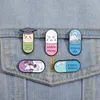 Happy Capsule Pill Enamel Pin Sea School Survivor Pharmaceuci broszka broszka Prezent biżuterii dla studenta medycyny