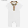 Rompers Baby Boys Girls Brand Romper Summer Kids Krótkie Jumpsy z krótkim rękawem Bawełniane litery Drukowane bawółki niemowlę Romper Ubrania maluch L47