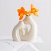 Vases 2PCS / Set Love Hollow Donut Ceramic Vase Pampas Grass Résumé Art incrusté Fleur Ornement esthétique Ornement Salon Home Decor