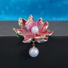 Broscher kinesisk stil lotus brosch imitation pärla pendel rosa blomma växt stift kvinnors bankettkläder smycken tillbehör gåva