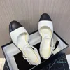 Designer Sandals 2024 Nouvelle pantoufle plate Sandales décontractées d'été pour femmes Marque des sandales de sangle en une ligne pour femmes