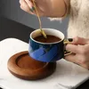 Tassen Untertassen Europäischer Stil leichter Luxus Kaffeetasse mit Holzschale Keramikmilchbecher Gold bemalt Nachmittag Tee Paar Wassersaft Wassersaft