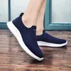 Chaussures décontractées Men de maille en maille respirant confortable Light Male Sneakers Nice Couples Footwear de vacances