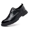 Zapatos informales 2024 Cordero para hombres espesos de cuero negro con solado formal para hombres Oxfords Calidad de negocio de boda masculina