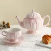 Kopjes schotels paarse en roze bessen reliëf porselein afternoon tea set beker premium koffie met schotel cappuccino