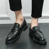 Casual schoenen mannen zwarte cent loafers glijden aan lederen jurk brogue carving loafer rijden