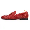 Chaussures décontractées Chaussure pour hommes en daim rouge et noir avec gland en or