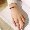 Carts Bracelet Bracelet Titanium staal geplateerd met roségouden micro ingelegde anti -allergie vervaging modieuze en eenvoudige super flash classichqj3