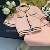 Robe en deux pièces Femme Retro Chic Perfume Pink Cost Shirt top et jupe Ensemble assorti en deux pièces 2023 Nouvelle occasion formelle d'été Fabricc240407