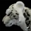 Snow Léopard Anime mignon en peluche Panther Toys Lifenke Animaux Simulation Polonrie en peluche Kawai Toy Cadeaux 240325