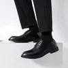 Chaussures décontractées 2024 Fashion for Men Lace Lace Up Leather printemps et automne Augmentation solide Hauteur Hauteur talons gros travail