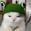 犬のアパレル手編みのペット帽子3dカエルアイの装飾秋の冬の快適な暖かいペットのためのかわいい猫ヘッドギア