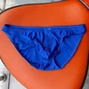 Underpants Men Ice Silk Brief a favore della pelle Slievi sexy Custode di rigonfiamento Colore solido Sudore traspirante a bassa vita di biancheria intima Lingerie