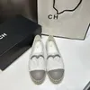 Paris 2024 Designer de luxo Sandálias Mulher Sandálias Chan-Nel Feminino Casual Feminino Flatos Slides Beach Low Logo Flip Flips Fashion Fashion Footwear