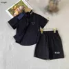 Brand Kids Designer Clothes Summer Children's Set Baby Tracksuits Times da 100-160 cm Shirt e pantaloncini per colletti in lavano nero puro e pantaloncini 24pril