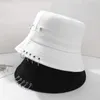 Breda randen hattar hink mode brosch hoop womens hatt punk hip hop svart och vit män fiskare sommar fritidsgata kläder panama flicka q240403