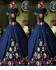 2021 Fashion Charro Mexico Quinceanera klänningar Navy Blue broderade från axel Satinkorsetten Back Sweet 15 Girls Prom Dress 4757451