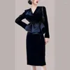 Abiti da lavoro Spring Ladies Velvet Due pezzi Set Fashion Ruffle Black V-Collar Top Wit Wirt Gonza a matita Autunno Donne Elegante Office Abito da ufficio elegante