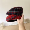 Stingy Brim Hats Män British Girls Women Sweet and Cool Hats Korean Style Flat Top Berets Womens Retro Painted Q240403