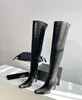 Boots de bouton de botte Opyum Bottes aux orteils d'amande sur les bottes du genou STILETTO talons mode cuissier High Boot Designers de luxe Calfskin Leather Femmes chaussures Factory Footwear