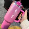 Stanleness Holiday Red Cobranding inverno Starback rosa The Queencher H20 Cosmo Pink Parade Tumbler 40 Oz 304 Swig Wine Bottles Flamingo Water Target Red Bl Q5S3