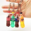 Keychains Lonyards Bouteille de boisson simulée Keychain Resin Doll Couple Key Chain Men Women Sac Pendant Enfants Mini Boissons en conserve Q240403