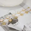 Pulsera de trébol de cuatro hojas de acero titanio incoloro para el temperamento de moda y nicho de Instagram femenino, brazalete de oro, accesorio de venta caliente de Internet de Internet