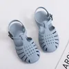 Vår sommarflickor sandaler skor baby godis färg mjuk sula prinsess mode andas ihåliga sport 240402