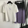Saias plissadas de plataforma de metal camisetas de algodão Torno de moda feminina de duas peças Tops de manga curta 2pcs Conjuntos