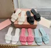 2024New dames slippers ontwerper sandaal mode schuifschoen voor vrouw slipper lederen rubberen rubberen flat sandale zomer strandschoenen loafer gele bodem schuifregelaars dhgate