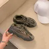 Scarpe da corsa per designer di spedizioni gratuite 700 allenatori da uomo Utility Blush Blush Blush Blush Ash Grey Clay Brown Sale morbido Alvah Azael Sneakers Grigio Solido Sneaker Sport