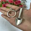 Keychains Lanyards En ny mini Shovel Key Chain Metal Key 3D Metal Tool Souvenir Trinka Q240403