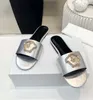 2024S Desginer Slipper Versa Women's Sandal Slide Metallic Leather Mulesフラットフリップフロップフラットスライドカジュアルシューズレディデザイナーのための屋外クールサンダル