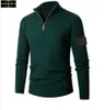 Pull de créateur de veste en pierre en peluche épaissie de couleur de couleur solide pour hommes à collier solide est la mode masculine de la rue Terre Pull à manches longues