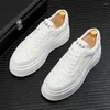 Chaussures décontractées Plateforme Men Fashion Calluny Sneakes White Breathable Sports Dada Fitness Mâle Fitness Footwear