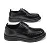 Chaussures décontractées classiques Men Retro Men Oxfords Footwear Sneakers Gentine cuir lacet-up Walking Business Wedding Party