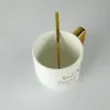 Taza de café de cerámica elegante con mango de oro 240407