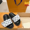 2024 Nouveau designer de luxe Pool Pool Oreiller Sandales Couples Slippers Men Femmes Summer Flat Shoes Fashion Beach Slippers