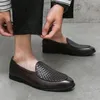 Casual skor vävande mönster läder mode män loafers dagligen slip-on platt körföretag