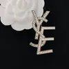 Designer -Broschen Stifte Vintage Brandbrief Brosche Pins Luxus Diamant Broschen Frauen Juwely Party Liebt Geschenk