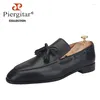 Casual schoenen Piergitar 2024 Alle echt lederen handgemaakte Tassel Men Classic Loafer voor bruiloft rode kleur buitenzool plus maat