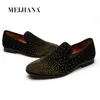 Casual schoenen 2024 Heren Fashion Crystal Modern Style Slip op formele loafers Suede mannen mocassins mannelijk rijden