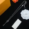 Designer Anhänger Halskette Elegante Blumenbuchstaben Charme für Frauen Kristall Halskette