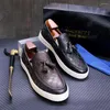 Casual schoenen Men's leer echte retro kwastjes Loafers Dagelijkse veelzijdige slip op platte single Men Footwear