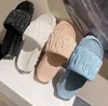 2024New dames slippers ontwerper sandaal mode schuifschoen voor vrouw slipper lederen rubberen rubberen flat sandale zomer strandschoenen loafer gele bodem schuifregelaars dhgate